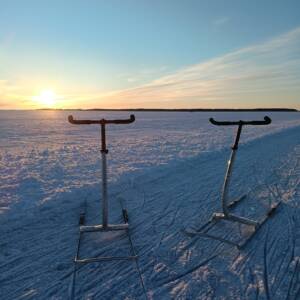 tõukekelgud päikeseloojangus