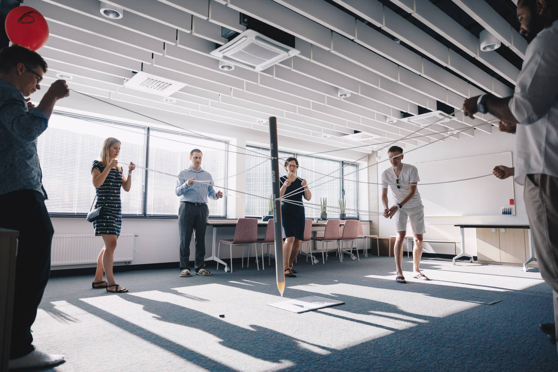 meeskond mängimas sisemängu kontoris